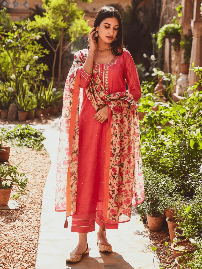 Ethnic Enchantment: Dressing Up in Traditional Women's Attire - Inayakhan Shop 