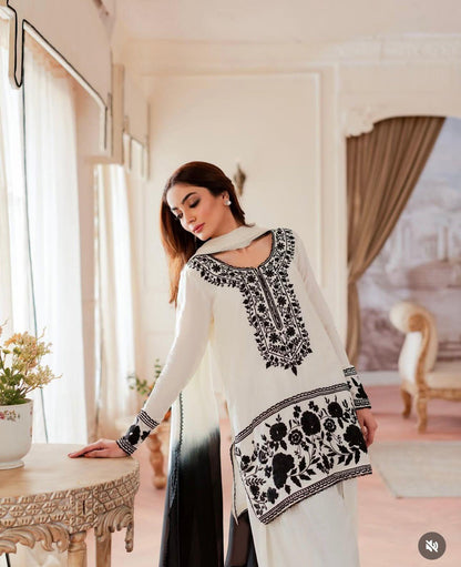 Exquisite Nidal Artistry: The Designer Farshi-Palazzo Set