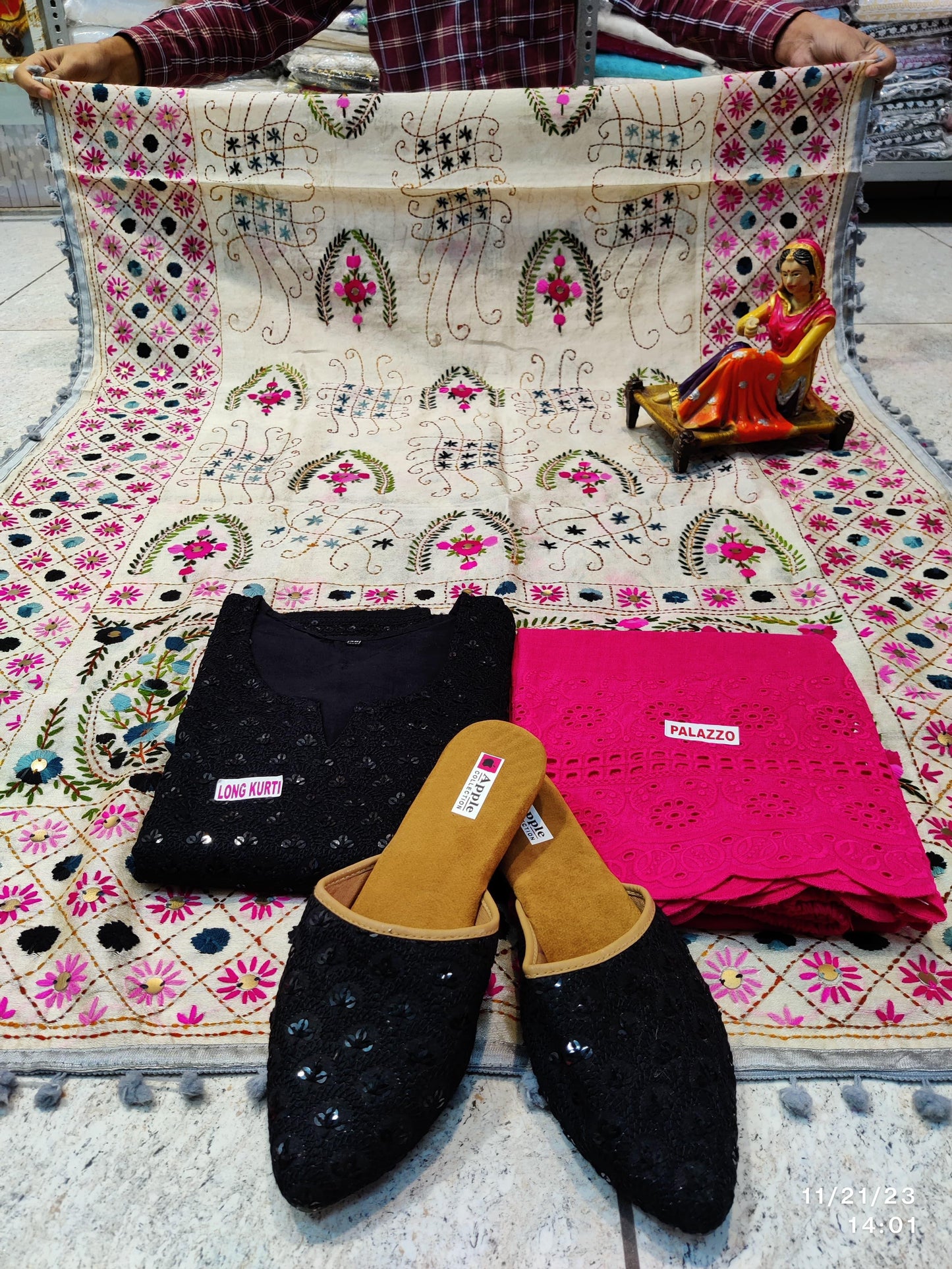 Black and Bright Pink Ensemble 4 Pc With Jutti - Inayakhan Shop 