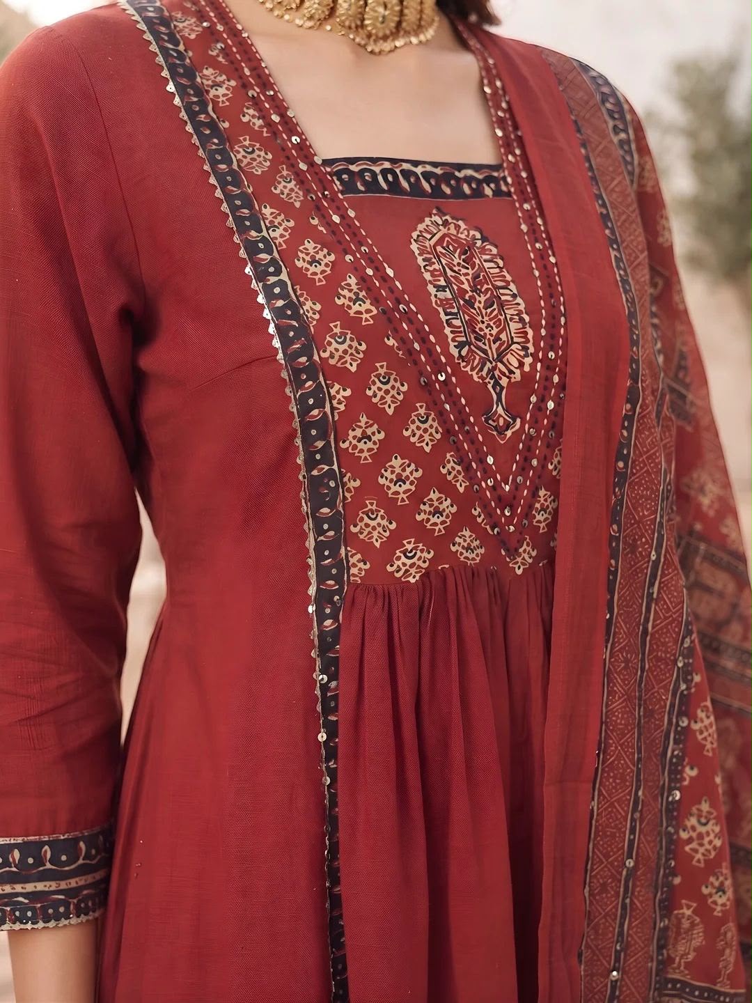 Maroon pure cotton Jaipuri Anarkali kurta pants set with Bagru print dupatta, square neck detail view | InayaKhan