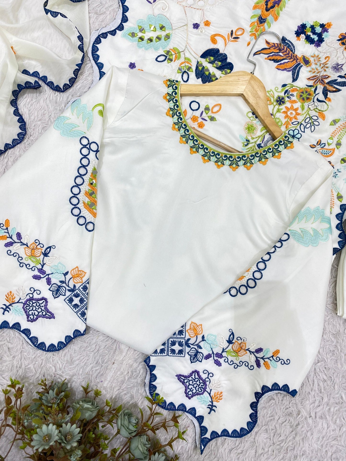 Ivory white kurti back and sleeve embroidery detail